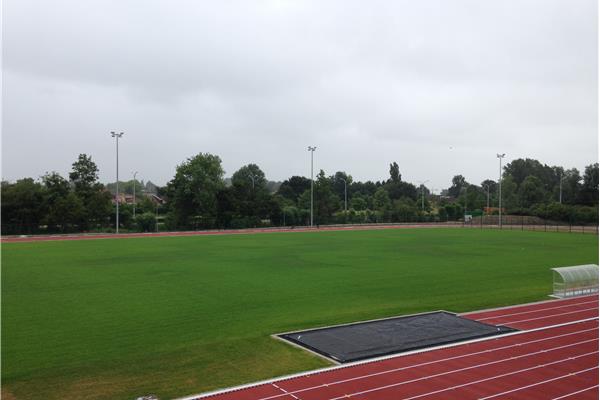 Aménagement piste d'athlétisme en PU et terrain de football naturel - Sportinfrabouw NV